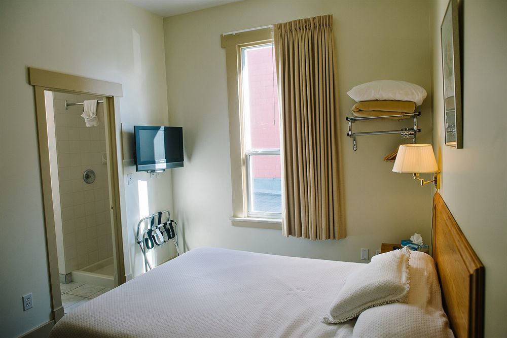 Royal Hotel Chilliwack Buitenkant foto